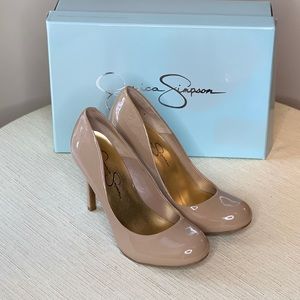 Jessica Simpson nude patent round toe pumps